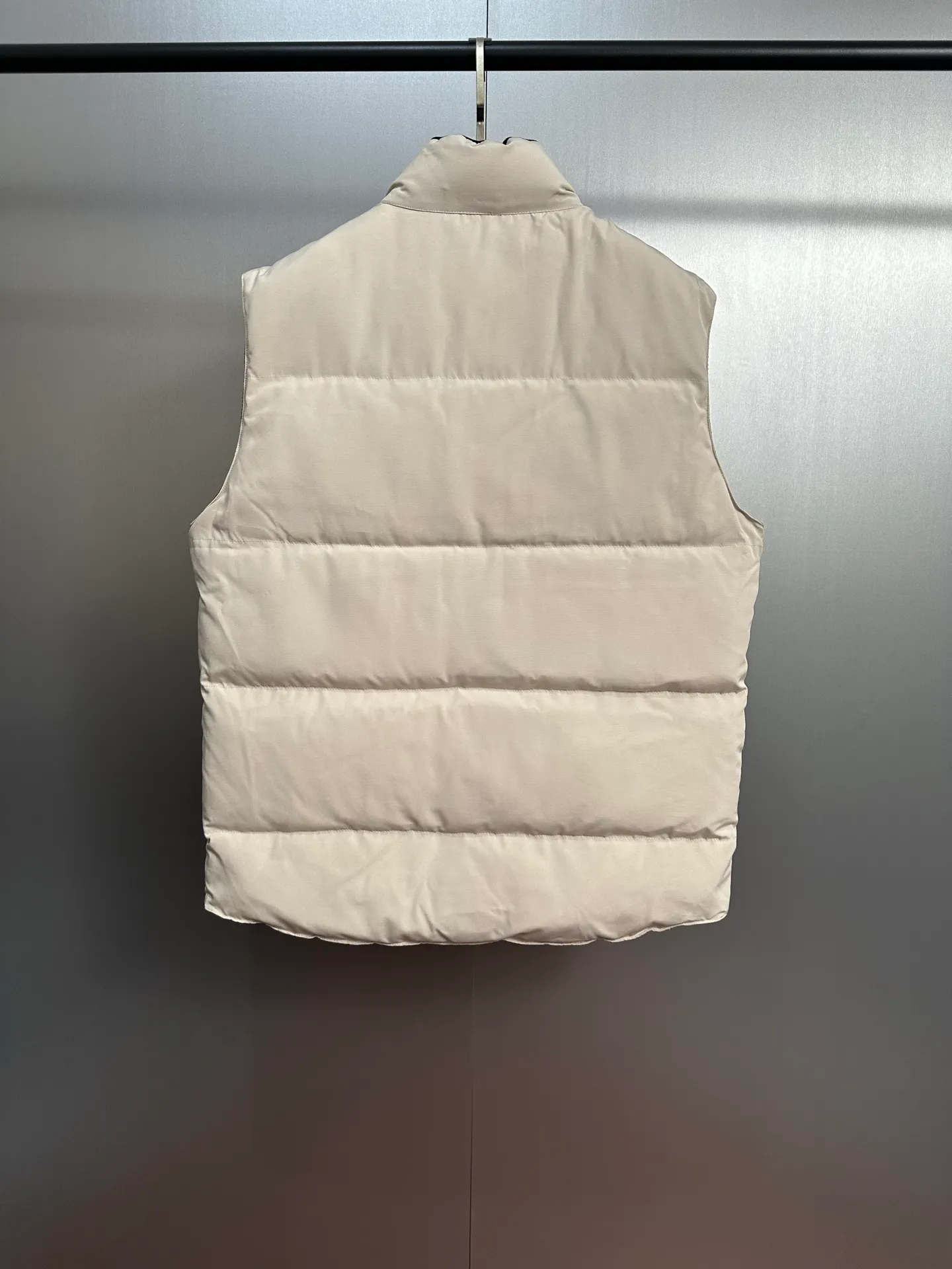 P520 Canada Goose down vest, dark gray and versatile, warm and stylish, easily adaptable to many styles, great for layering in autumn and winter~ There is only one protagonist in autumn and winter every year, and that is the goose. Any other category is a supporting role. Super stylish, simple and versatile, a must-buy item in autumn and winter. This excellent down vest can be freely layered with various clothes, it can be worn with T-shirts, sweaters, sweaters, and thin cotton, and it is made of wear-resistant fabric without being pretentious! Color: black, gray, white Size: XS, S, M, L, XL, XXL